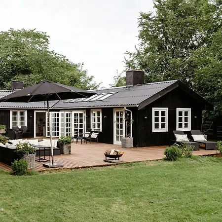 Smukt Lysindfald Og Fred Taet Ved Vandet Holiday home